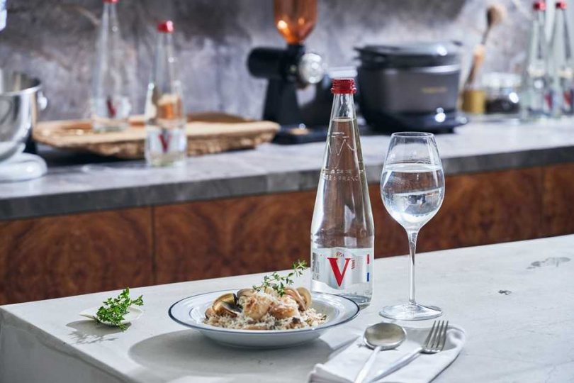 富含多重礦物質的Vittel礦泉水佐餐飲用，可襯托料理風味，也適合在家做西餐時烹飪入菜。（圖／Vittel提供）