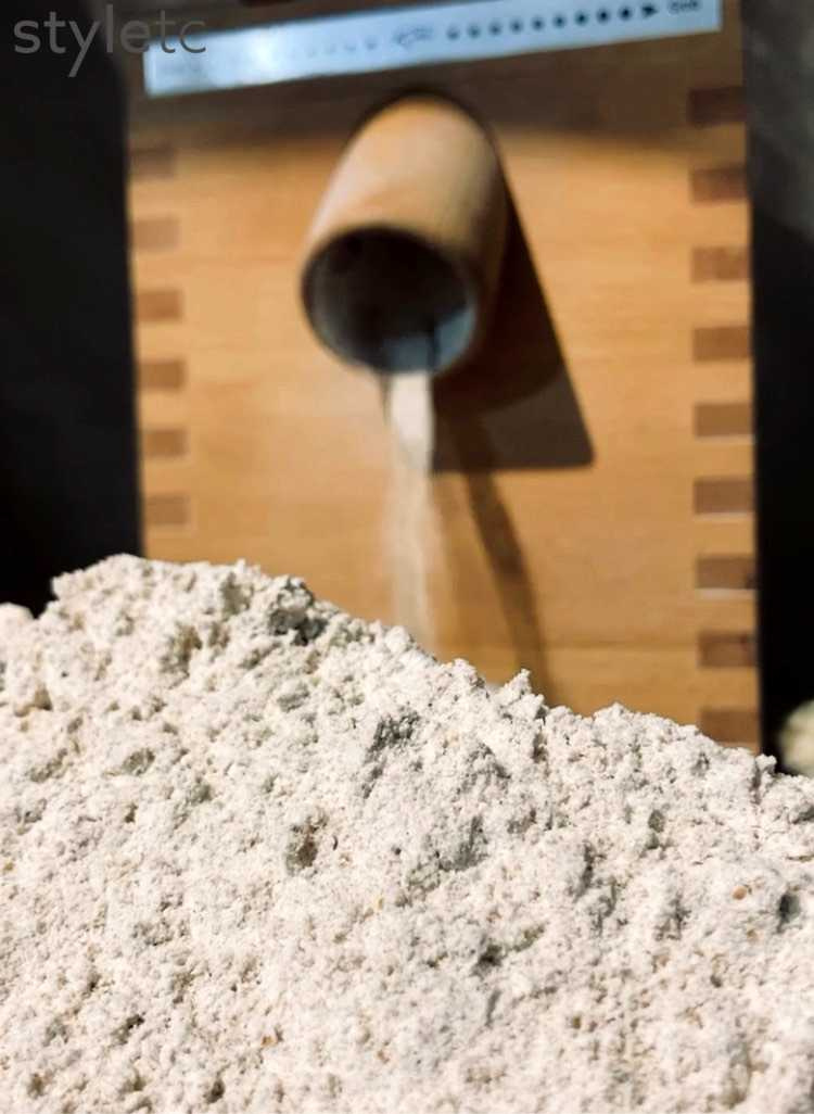 小鳳要製作麵包前才會以德國小石磨機現磨全麥麵粉，以保持鮮度與香氣。（圖／SOUSAN曾全穀物烘焙所提供）