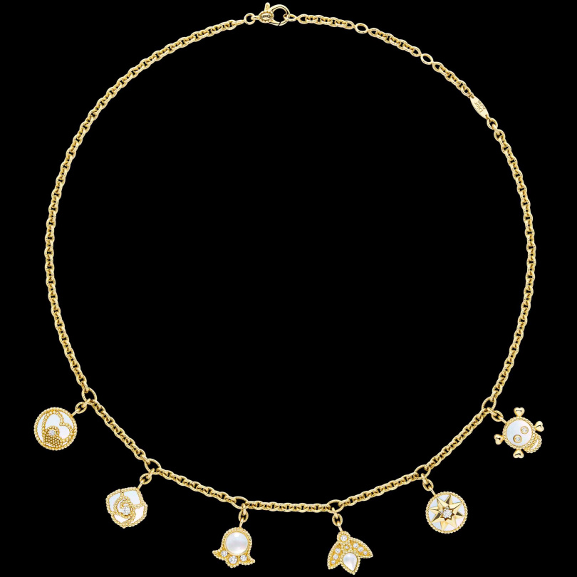Rose des Vents 黃K金鑽石珍珠母貝圓章項鍊／380,000元（圖／品牌提供）
