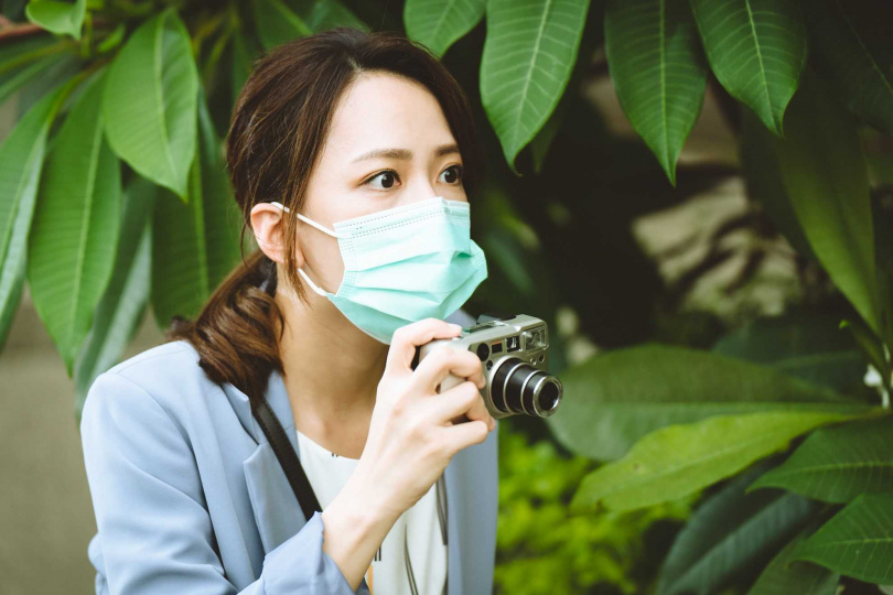 范宸菲飾演周刊記者蘇婉甄，在博愛醫院外偷拍到獨家畫面。（圖／公共電視提供）