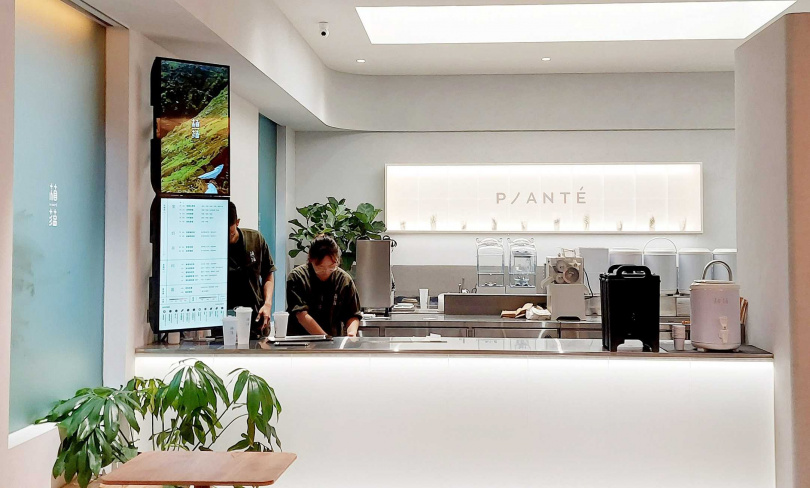 「植蘊Planté」概念店和朱雀咖哩位於同一空間，很適合相互搭配享用。