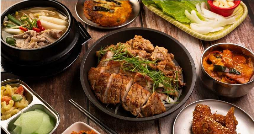 八色烤肉針對單身消費者推出多款「炙焰迷你烤 Fire Flash Mob」個人套餐，以及迷你版韓式餐點。（圖／八色烤肉提供）