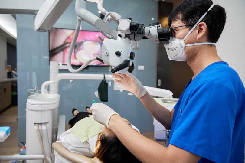 根據不同狀況搭配合適嵌體材質，加上高倍率牙科顯微鏡達到精準治療。（圖片提供／紐約牙醫）