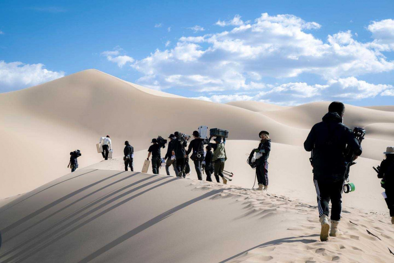劇組必須頂著烈日在沙漠中移動，很是辛苦。（圖／翻攝《VIVANT》IG）