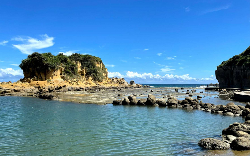 「和平島地質公園」擁有與大海相連的奇特地景、天然海泳池等，近來成為北部旅遊熱門景點。