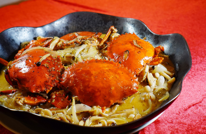 奶油蟹風味的「蓬萊饞太守」，是先將蒜頭煸過再依序加麻油、奶油調味。（22,800元+10%套餐菜色）