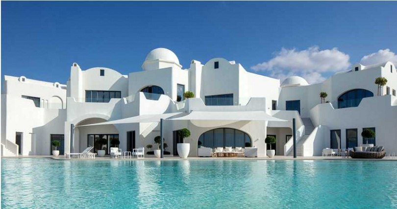 阿布達比聖托裡尼安納塔拉度假酒店全新開幕，雙人含早餐住宿每晚735美元起。（圖／安納塔拉提供）