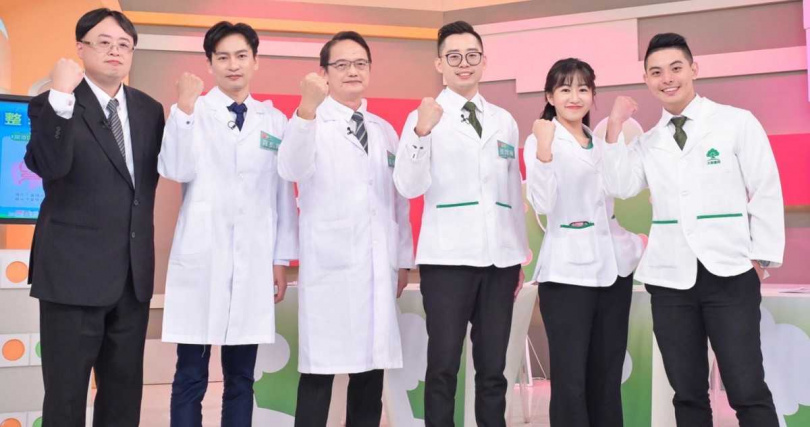 左起：沈明志藥師 羅凱軍博士 黃東裕博士 蔡翔宥藥師 林佑凌藥師 魏子庭藥師（圖／健康最前線－大樹藥局專業團隊提供）。