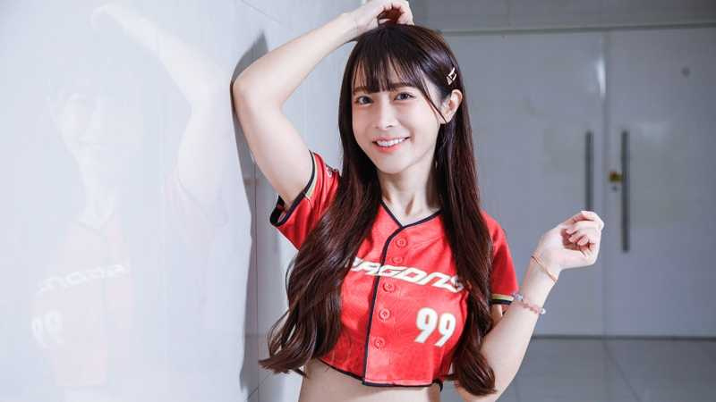 今年29歲、沒舞蹈經驗的靜靜受菲菲影響，加入小龍女圓夢當上啦啦隊。（圖／楊澍、趙文彬攝）