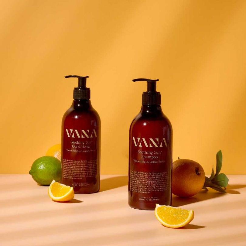 VANA 北歐香氛洗護系列光之季節系列洗髮露 500ml／1,280元；光之季節系列潤髮乳 500ml／980元（圖／品牌提供）