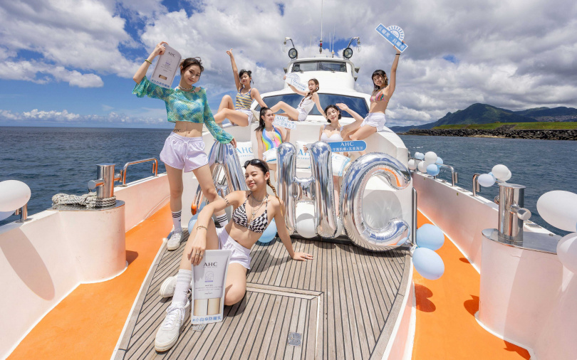 透過這場「#小白傘海洋派對」，趙娟週與babyMINT共同親身體驗AHC 2025防曬新作#小白傘防曬棒和#小白傘防曬乳，兼具肌膚防禦&海洋友善的品牌理念。（圖／品牌提供）