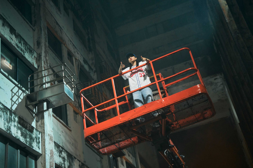 葛仲珊升上三層樓高拍攝。（圖／索尼音樂提供）