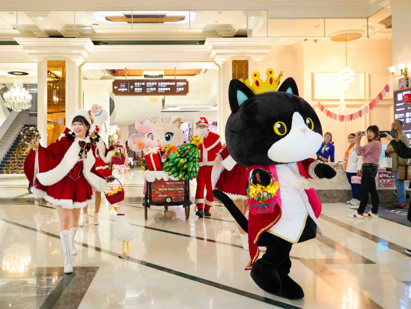 超人氣IP「佐美喵」聖誕驚喜登場!陪旅人一起參加聖誕巡遊、合影打卡,還有可愛小禮物限量發送,療癒指數爆表。(圖/佐登妮絲提供)