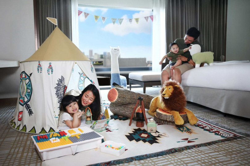 台北萬豪「城市野遊趣」住房專案將居家式客房打造成室內露營冒險主題房，房內備有可愛的森林主題帳篷、專屬童書、動物玩偶與各式兒童遊戲。（圖片提供／台北萬豪）