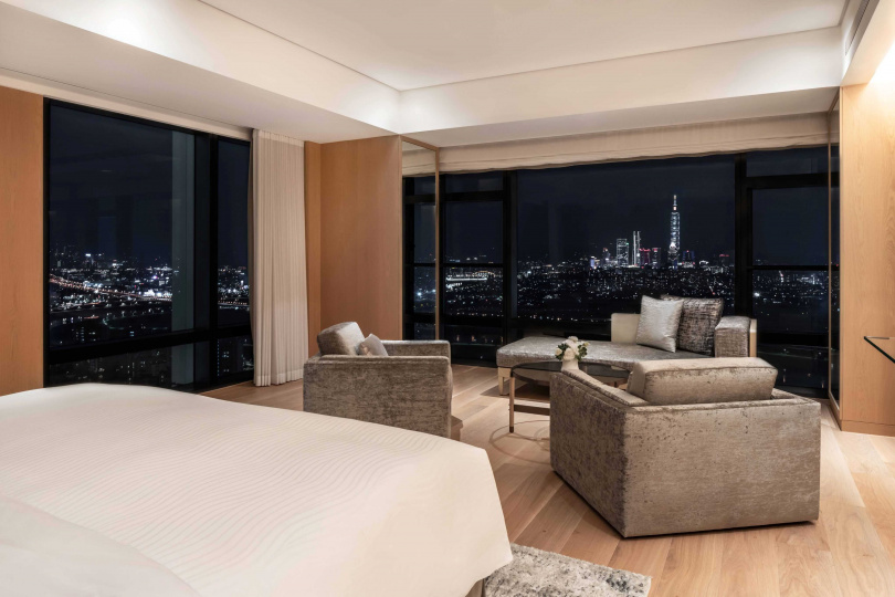 台北萬豪「豪享套房 萬點禮遇」專案，入住豪華套房可額外獲贈20,000點，入住天際豪華套房則可額外獲贈25,000點，同時享受尊榮貴賓廳禮遇。圖為天際豪華套房。（圖片提供／台北萬豪）