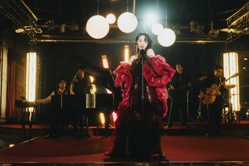 蔡思韵在影集《微醺大飯店1980s》飾演來自香港的當紅女星「梁如嫣」，展現巨星風采。（圖／一念電影提供）