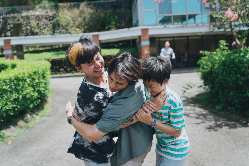 范少勳衝上前阻止掐脖衝突 揭社工真實日常:常常都在處理打架。(圖/冬候鳥電影、文策院提供)