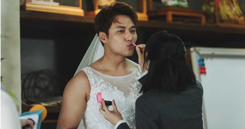 張睿家笑稱自己秒變「金剛芭比」,連照鏡子都忍不住笑出來。(圖/民視提供)