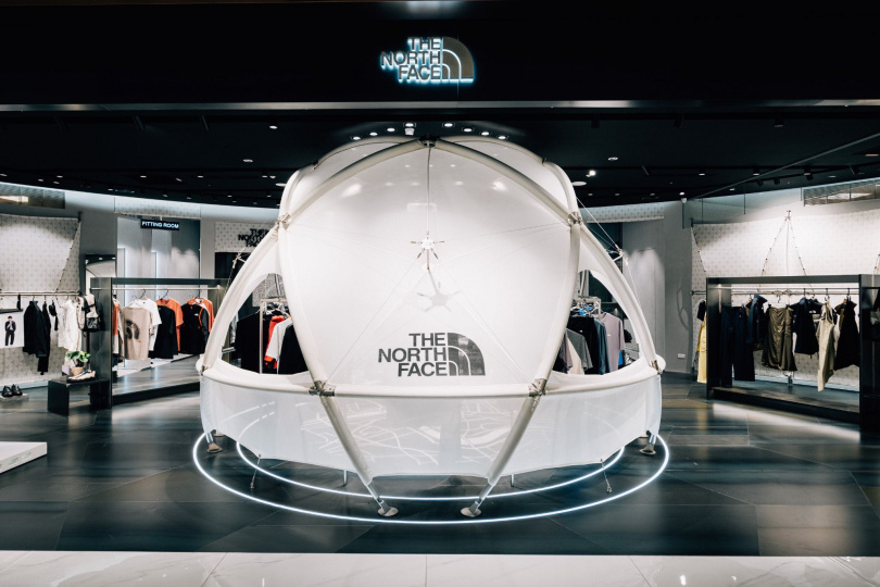 圖說:The North Face UE大巨蛋店以帳篷結構與鋼材打造空間,呈現城市探索風格。(圖/品牌提供)
