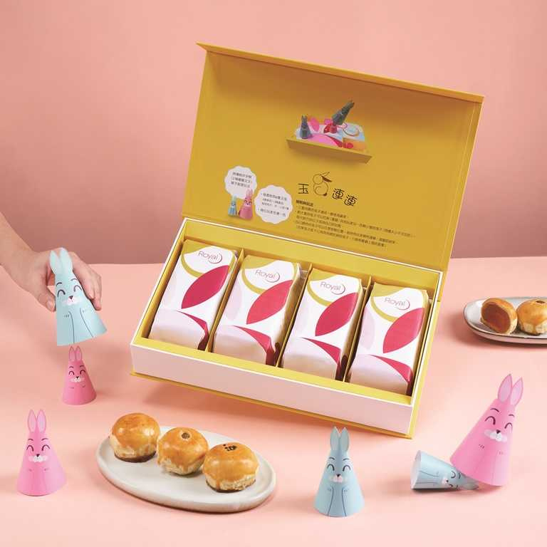 「玉兔眺月禮盒」內含兩款經典蛋黃酥及兩款創新風味中式酥餅，盒蓋可變為九宮格棋盤。