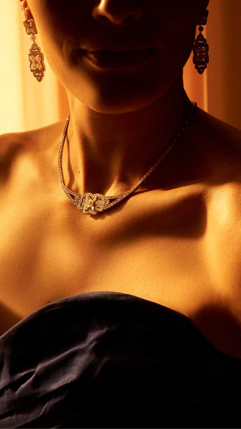 De Beers《I Do》全新形象廣告，模特兒佩戴De Beers「Enchanted Lotus」高級珠寶鑽石項鍊。（圖╱De Beers提供）