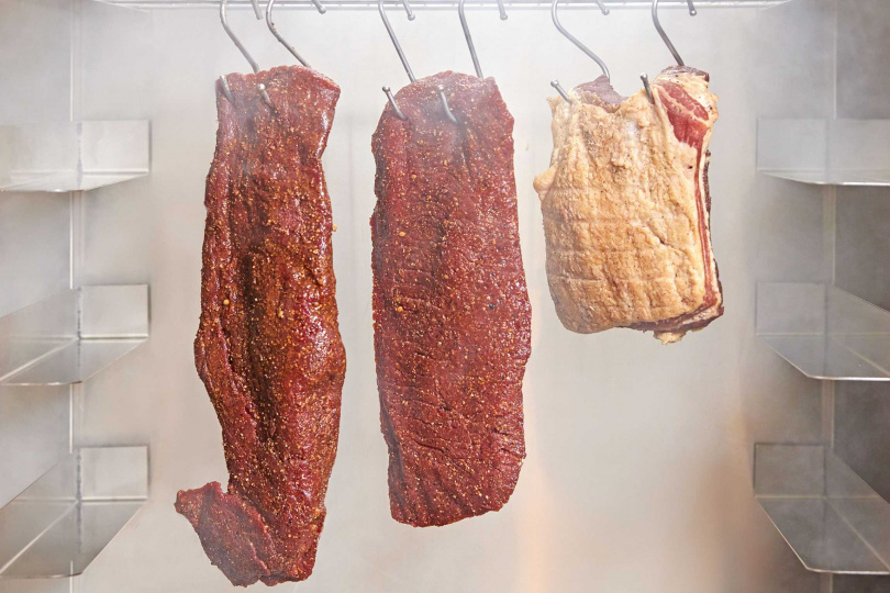 打造煙燻箱自製培根及煙燻牛肉，做工繁複但能保留濃郁肉香。