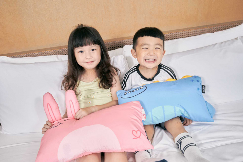 台南晶英外宿趣專案內容，家長可選擇獲贈韓國ARIBEBE抗塵螨迷你動物安撫枕兩個。