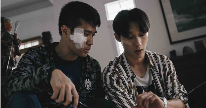 導演陳彥光（左）在宜蘭拍攝時遭到隱翅蟲的毒液灼傷臉部。（圖／影格電影）