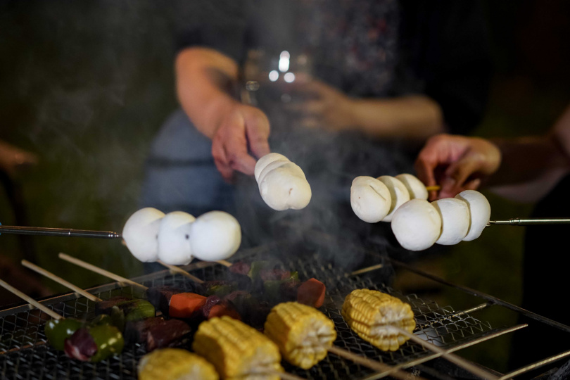 「BBQ棉花糖烤串」在烤爐上微微火烤、均勻旋轉受熱。