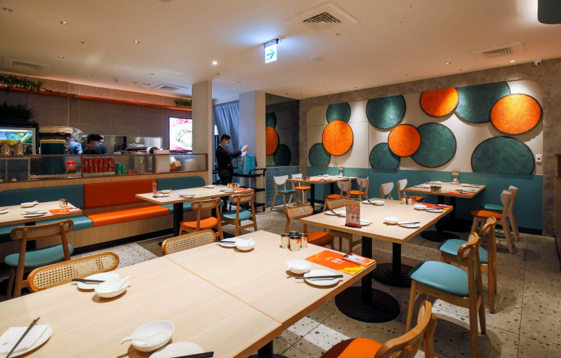 餐廳空間以明亮撞色的色調設計，頗受年輕人與家庭客喜愛。