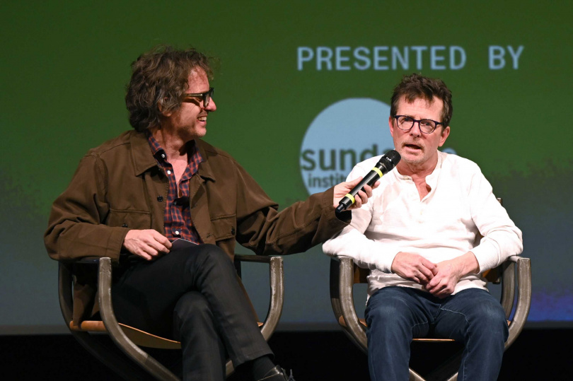 製作人戴維斯古根海姆（左）跟米高福克斯合作拍攝《我還是我：米高福克斯》。（圖／Apple TV+提供）