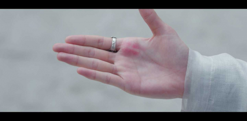 迪麗熱巴在龔俊掌心留下一記紅色吻痕。（圖／MyVideo提供）