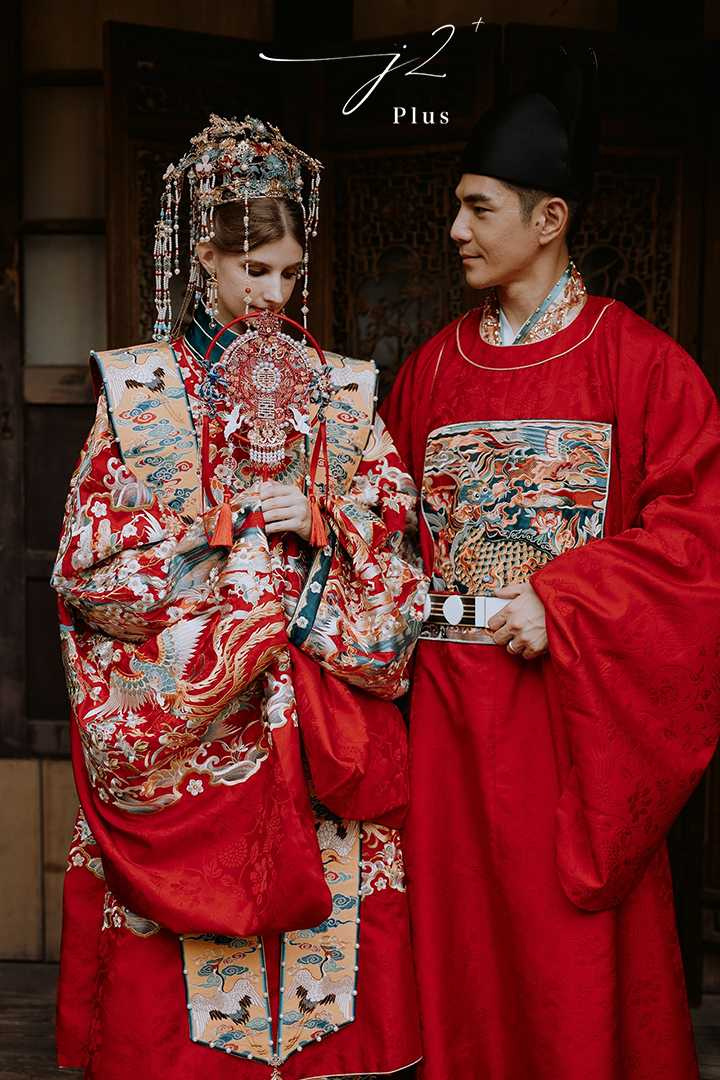 佳娜受到古裝劇影響，特別與祖雄穿傳統婚紗拍照。（圖／J2 Plus婚紗攝影提供）