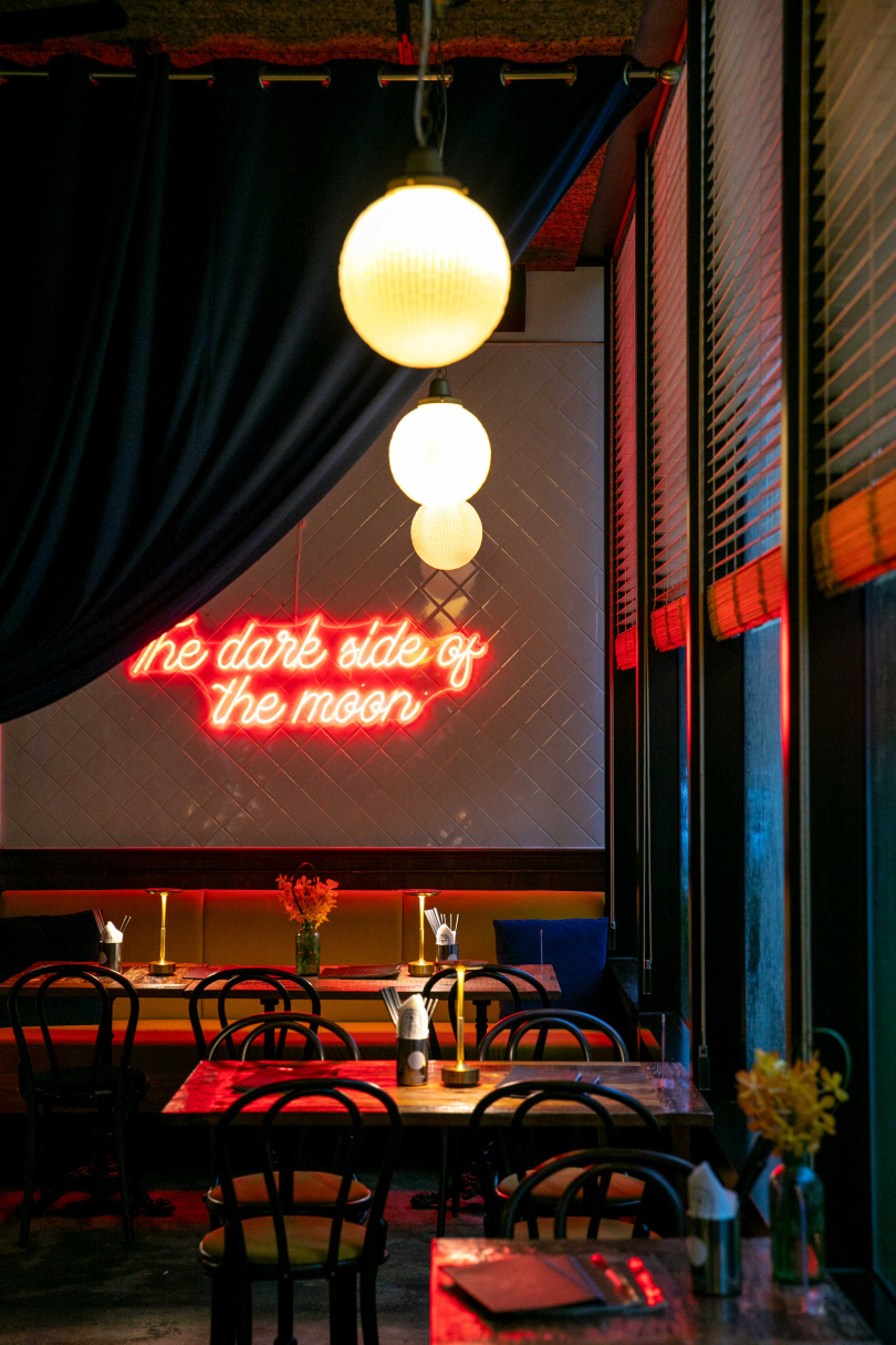為了呼應夜晚的餐酒新企畫，店內也以霓虹燈帶來迷幻微醺的氛圍。（圖／宋岱融攝）