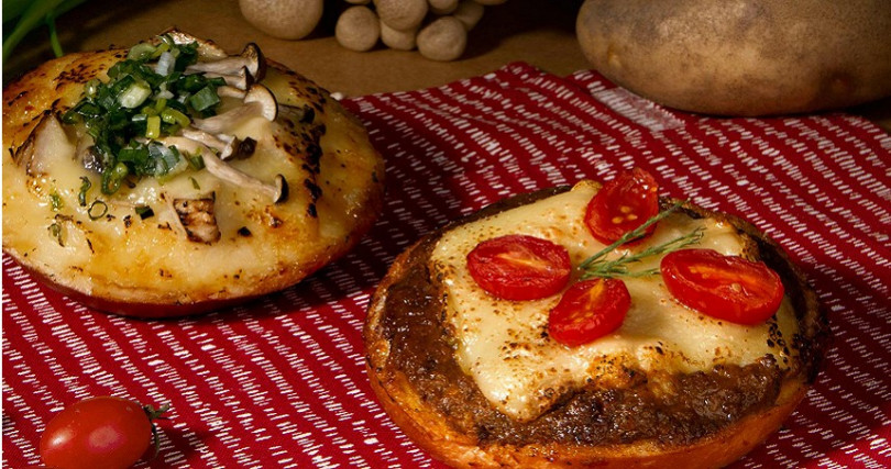 「香烤貝果」是經熱烤融化後的起司搭配上自製獨家配料，在天冷時簡單享受溫暖療癒的美味。（圖／好丘提供）