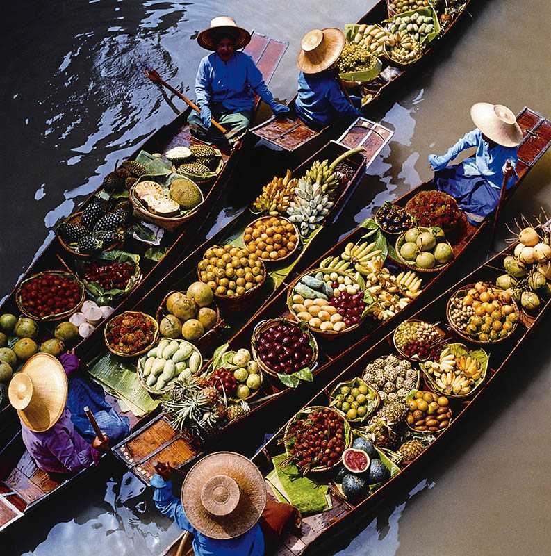 擁有百年歷史的丹嫩沙朵水上市場，保有客人和攤販直接在船上買賣的傳統。（圖／泰國觀光局提供）