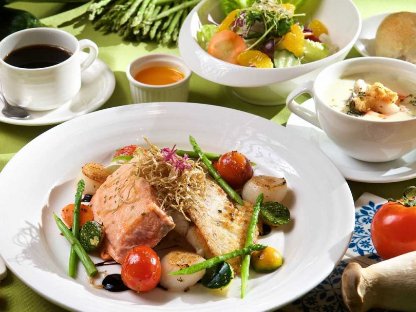 「香煎干貝佐魚菲力雙饗」選用三種極奢海鮮入料，生食級干貝、厚切鮭魚、可口的鱸魚，要讓民眾有頂級享受。