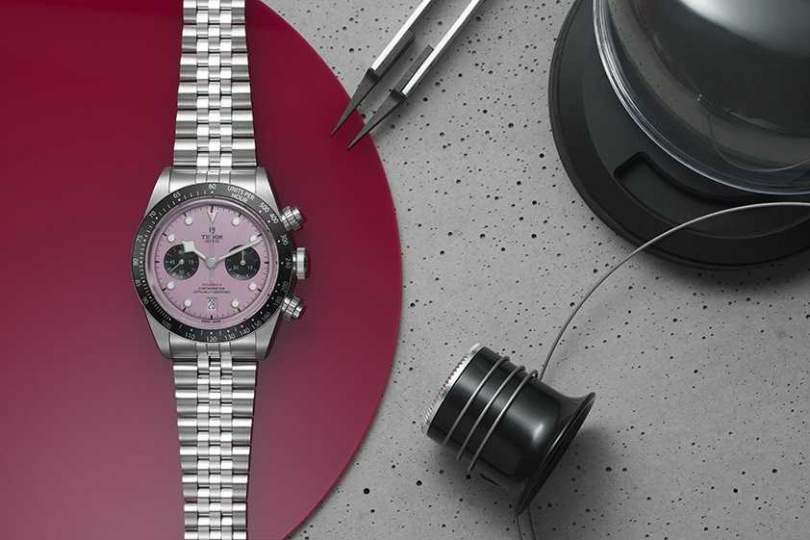 Black Bay Chrono腕錶搭配對比鮮明的副計時盤、性能出眾的帝舵表自動上鏈機芯，並配備導柱輪以及垂直計時離合輪裝置，性能卓越，兼具運動氣息與時尚風範。
