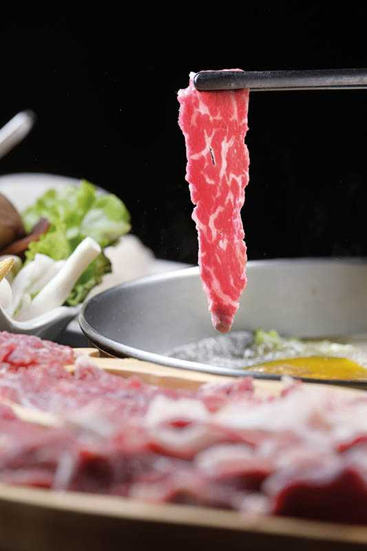 饗牛二館老闆研究出各部位牛肉最適合的涮煮時間，像是菲力、肋眼和雪花牛，都是輕涮3秒鐘最美味。（圖／于魯光攝影）　