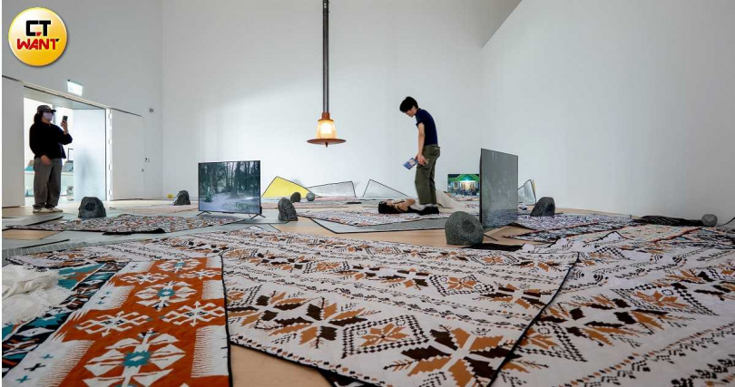 在展區出口前可見「你哥影視社」同名紀錄片作品《公園》的展覽版本,民眾可脫鞋坐臥在野餐墊上、從錄像觀賞兩位印尼詩人相約於公園會面的所見所感。(圖/焦正德攝)