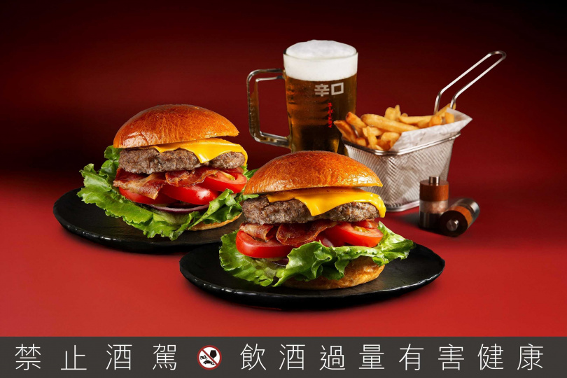 台北萬豪酒店 「豪享吃堡」限定優惠,Lobby Lounge 經典牛肉培根切達起司漢堡享買一送一(圖/台北萬豪酒店提供)。