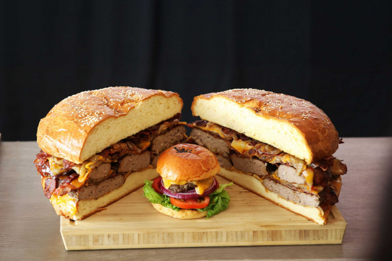 台北萬豪酒店 「豪享吃堡」限定優惠,Lobby Lounge「萬豪巨人堡」整顆漢堡重達6公斤(圖/台北萬豪酒店提供)。