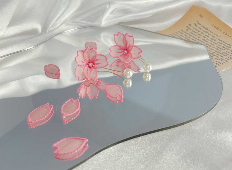 YUU YUU LAB|刺繡兩戴式櫻花耳環(圖:Pinkoi)