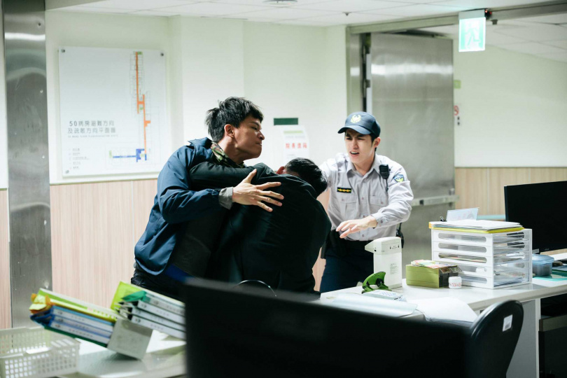 黃奇斌（左）在《死亡賭局》與春風（中）有激烈的肢體衝突戲。（圖／英傑哆影業）