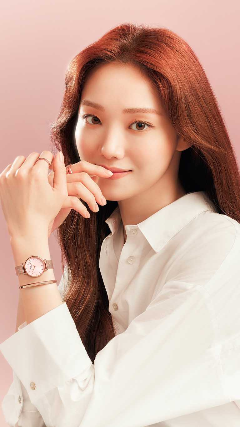 DW品牌代言人李聖經，佩戴七夕限定款「Petite Melrose柔光粉」腕錶及「Classic Bracelet」玫瑰金手環，展現都會溫柔形象。（圖／DW提供）