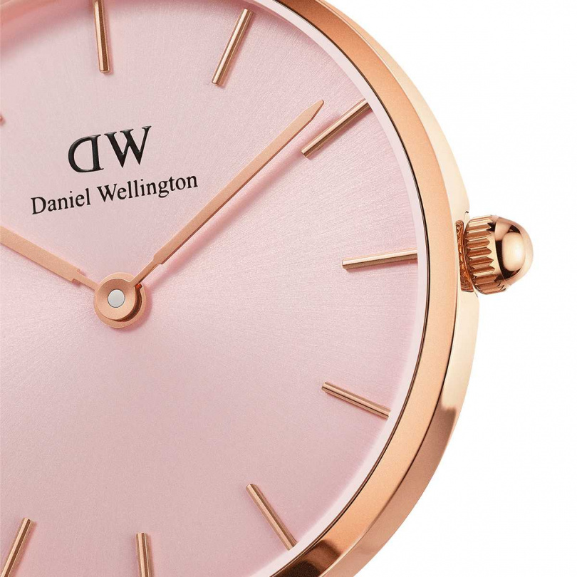 DANIEL WELLINGTON「Petite Melrose柔光粉」腕錶，溫和的柔光粉色錶盤，搭配玫瑰金錶環與鍍色指針，視覺美感一氣呵成。（圖╱DW提供）