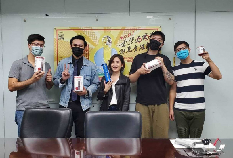   為了力挺2021台灣愛樂壓大賽暨創意生活節，學姐黃瀞瑩與四名型男合拍趣味短片。  