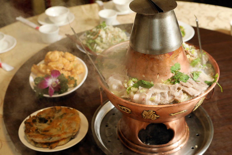 酸菜白肉鍋是宇宙人的最愛，平時慶功宴也常點來吃。（圖／于魯光攝）
