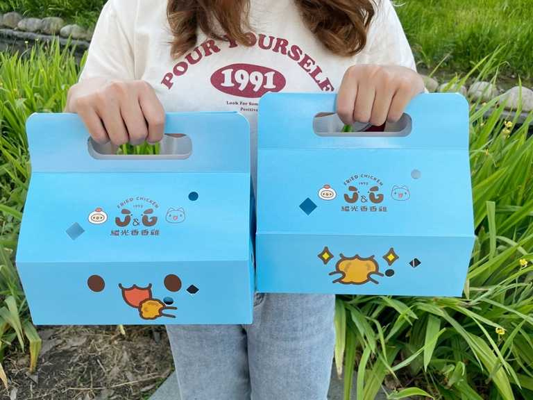 繼光香香雞X貓貓蟲咖波聯名合作新上市，藍色的手提外盒十分吸睛。