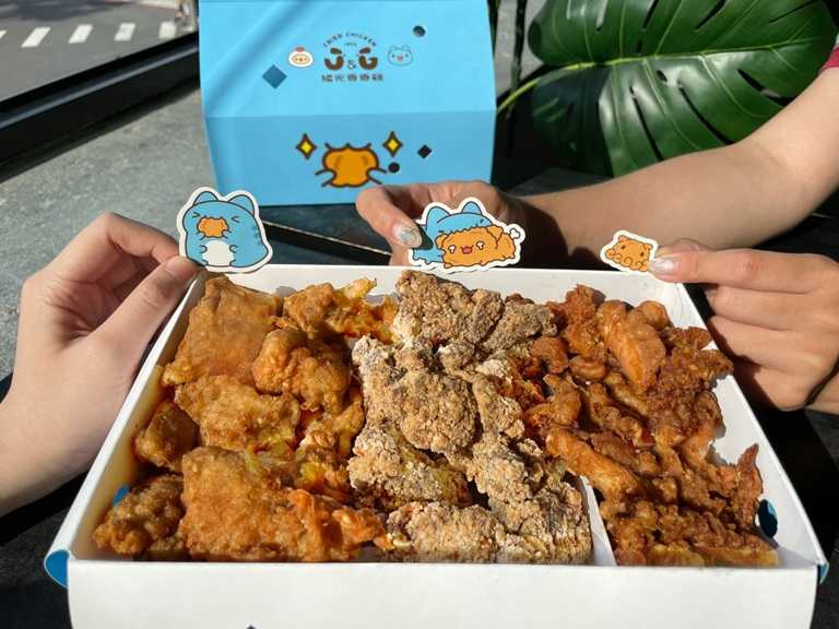 「咖波的香香雞寶盒」包含香香三角骨、阿根廷魷魚與經典的香香炸雞。（345元）